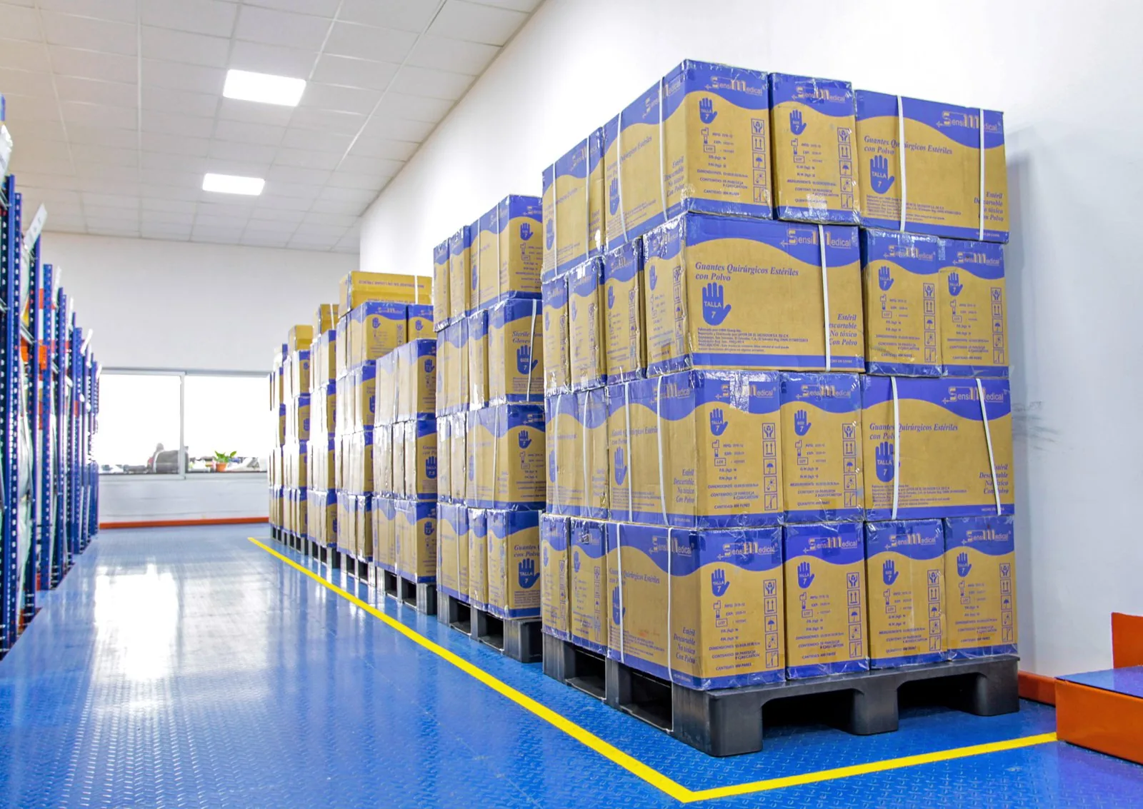 Bodega farmacéutica con producto estibado en pallets plásticos