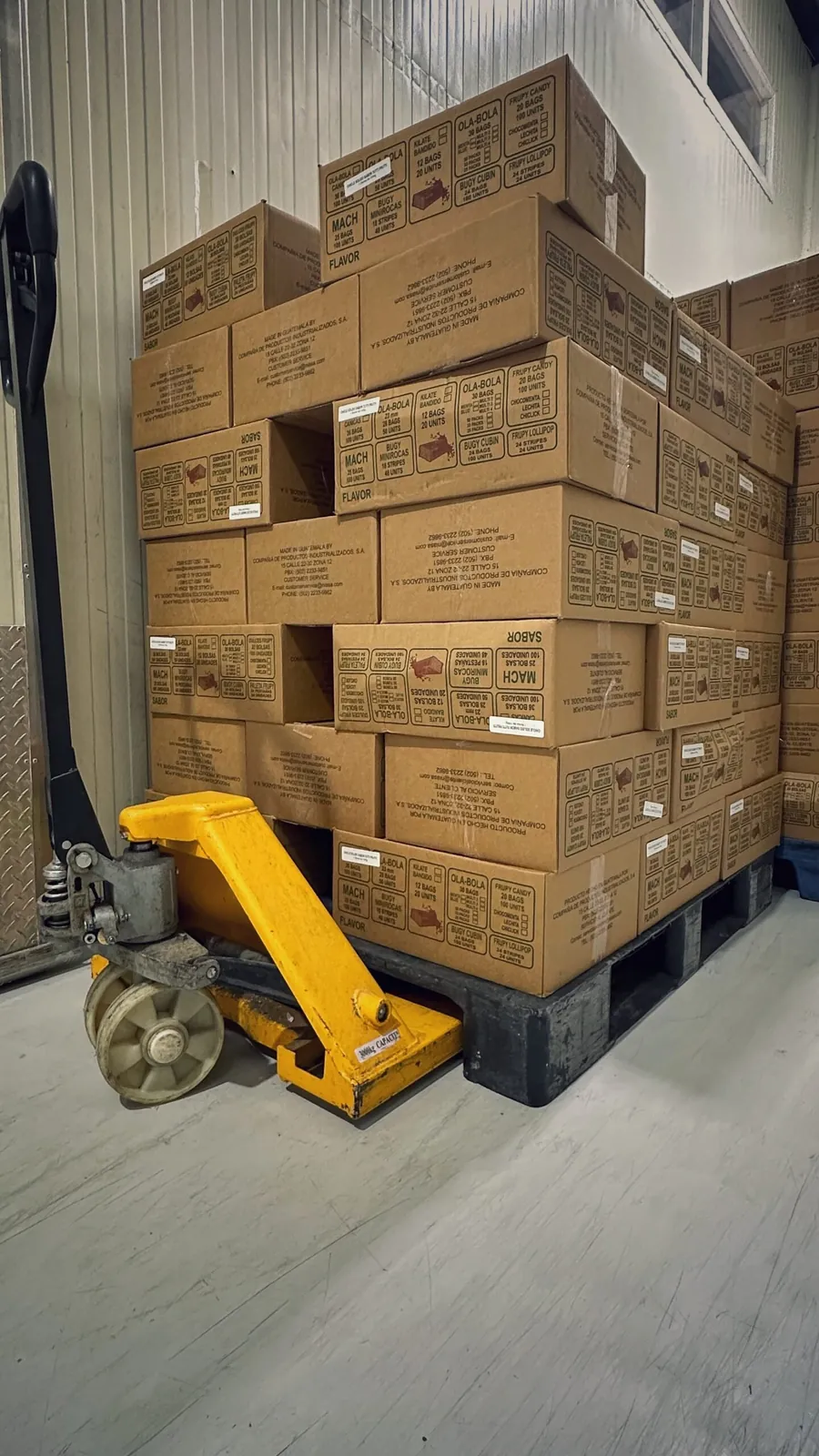 Pallet plástico movido con pallet jack
